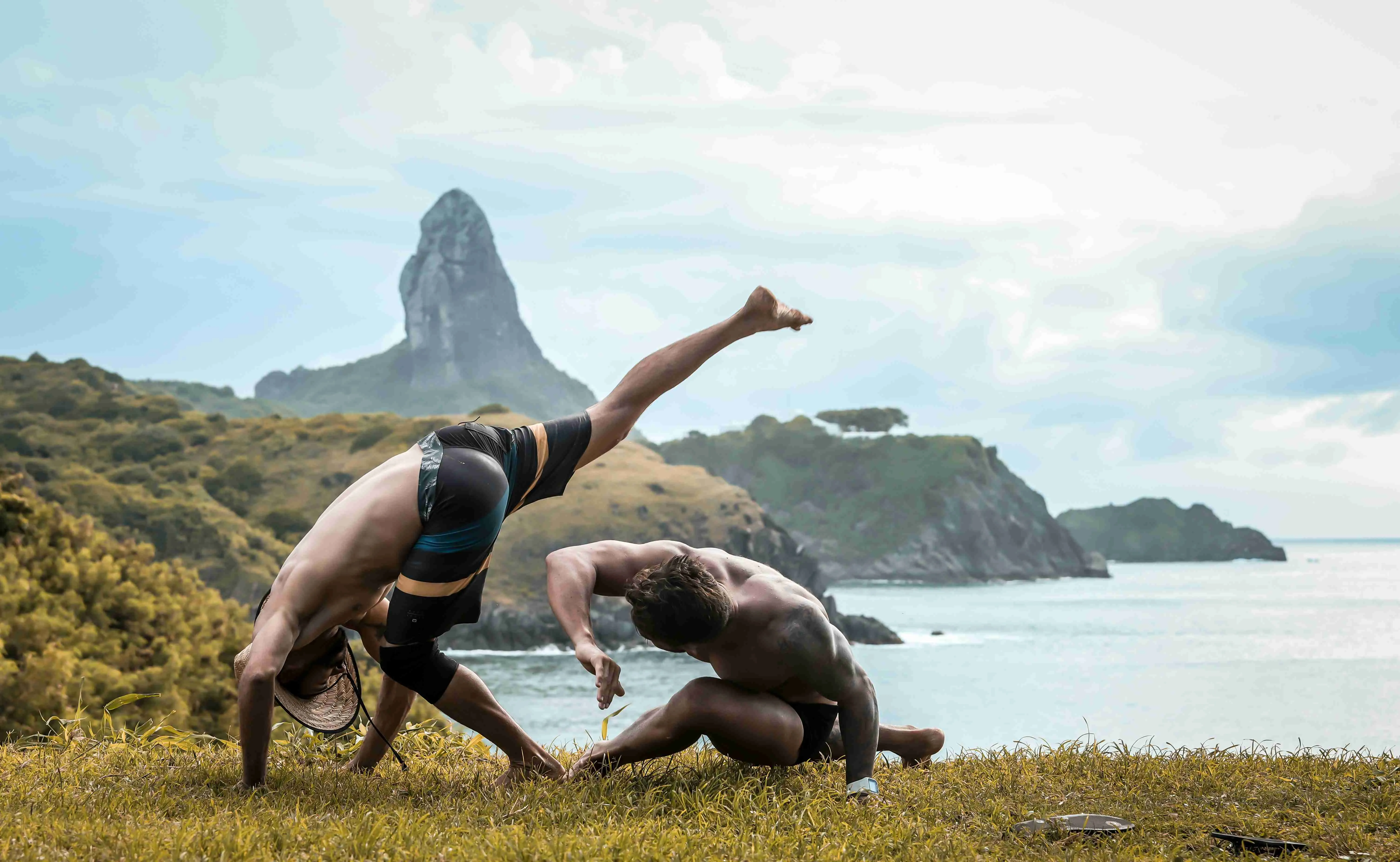 Crianças praticando capoeira